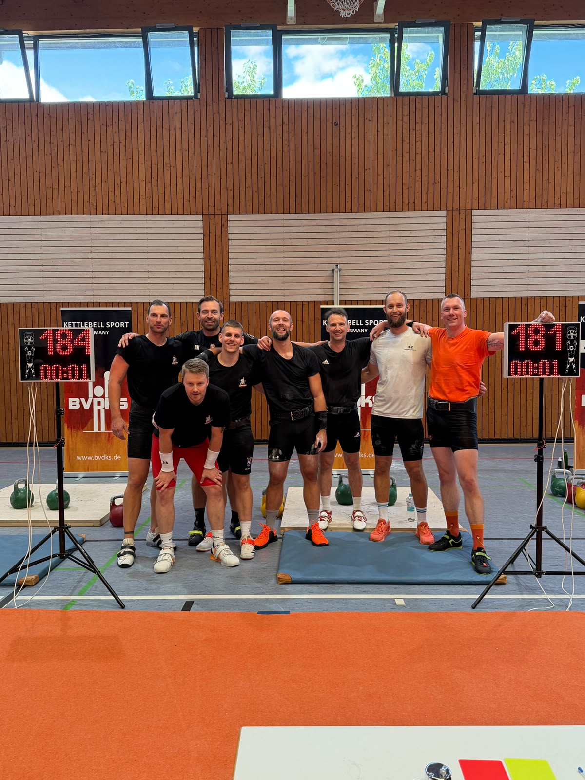 Athleten beim Rhein-Main-Cup 2026 in Ober-Olm vor den Wettkampfanzeigen