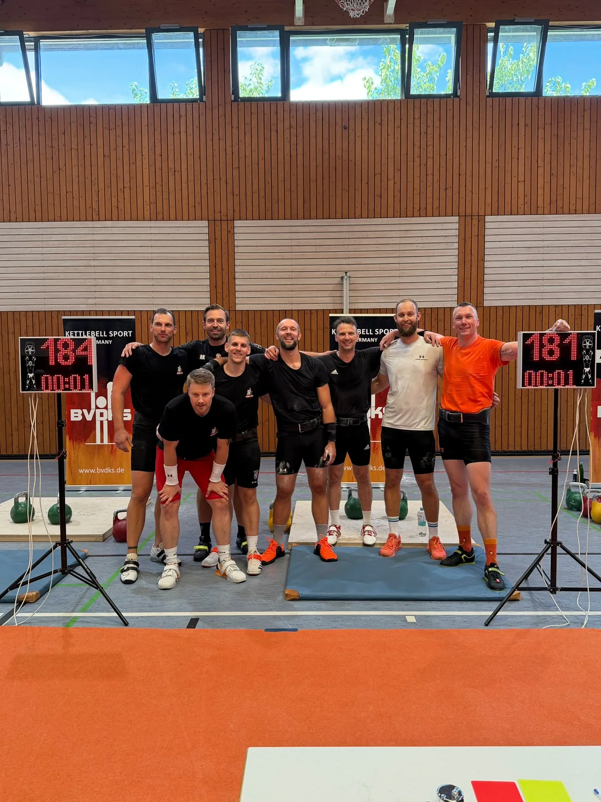 Athleten beim Rhein-Main-Cup 2026 in Ober-Olm vor den Wettkampfanzeigen